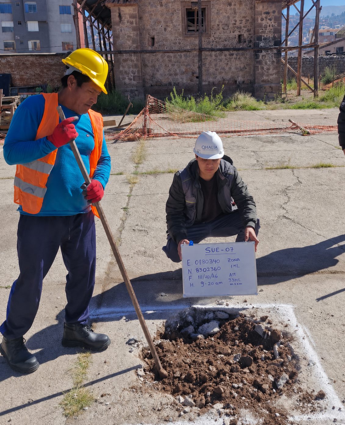 Equipo QHALIA realizando muestreo de suelo en campo